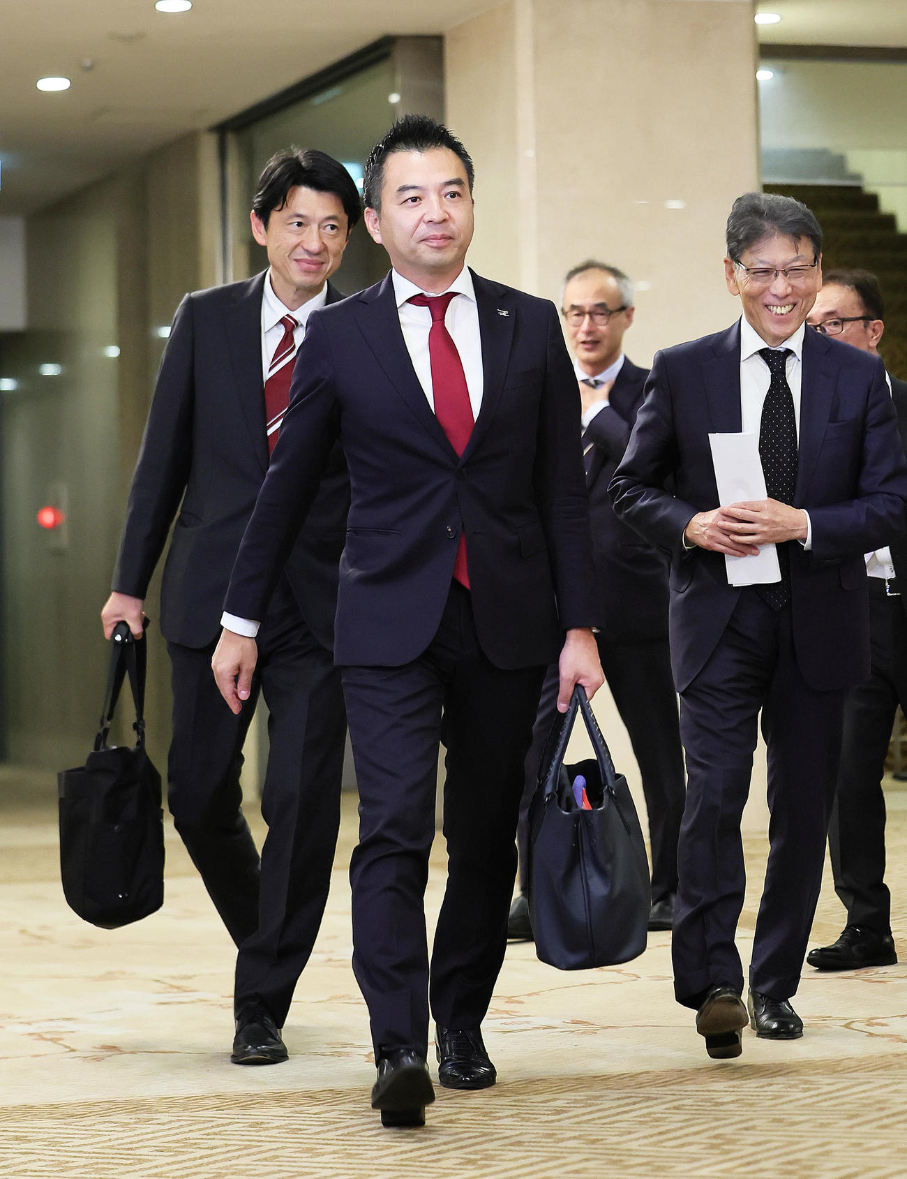 NPBオーナー会議に臨む楽天森井オーナー代行（中央）（撮影・足立雅史）