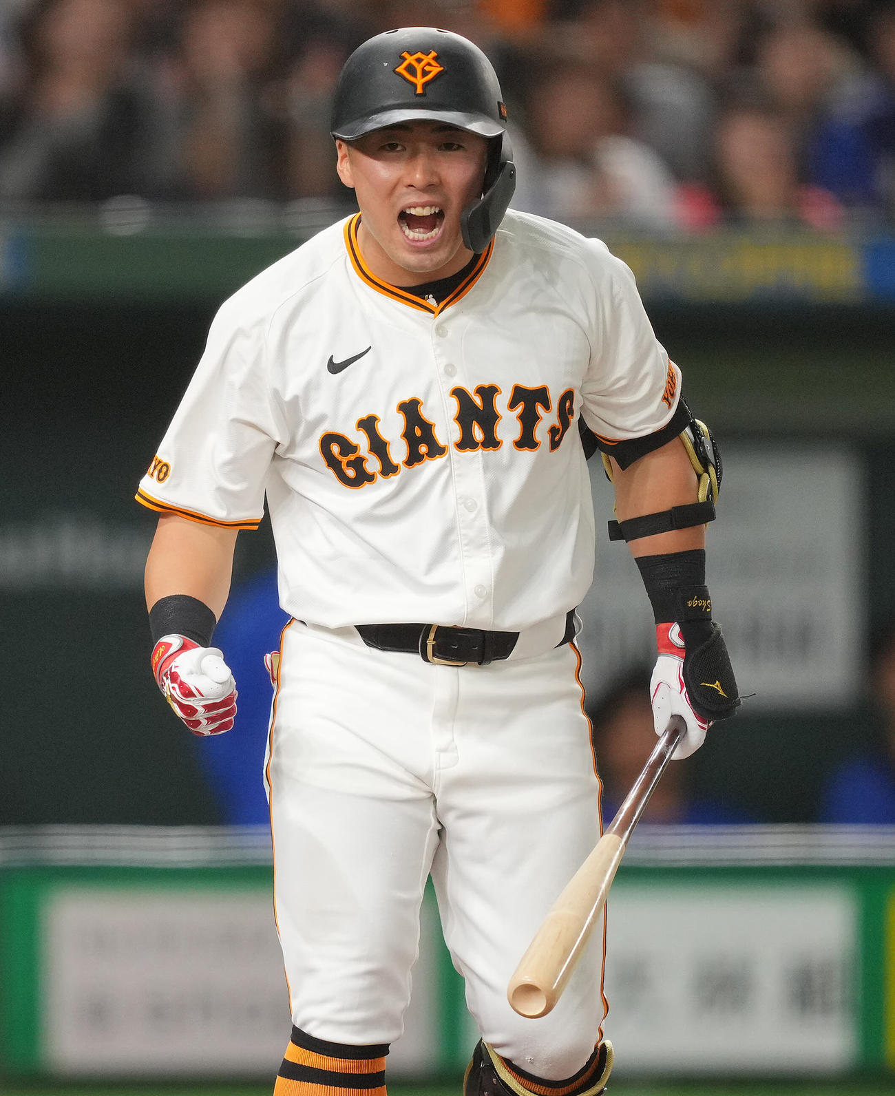 巨人対中日　6回裏巨人1死満塁、押し出しの四球を選ぶ雄たけびをあげる浅野（撮影・垰建太）