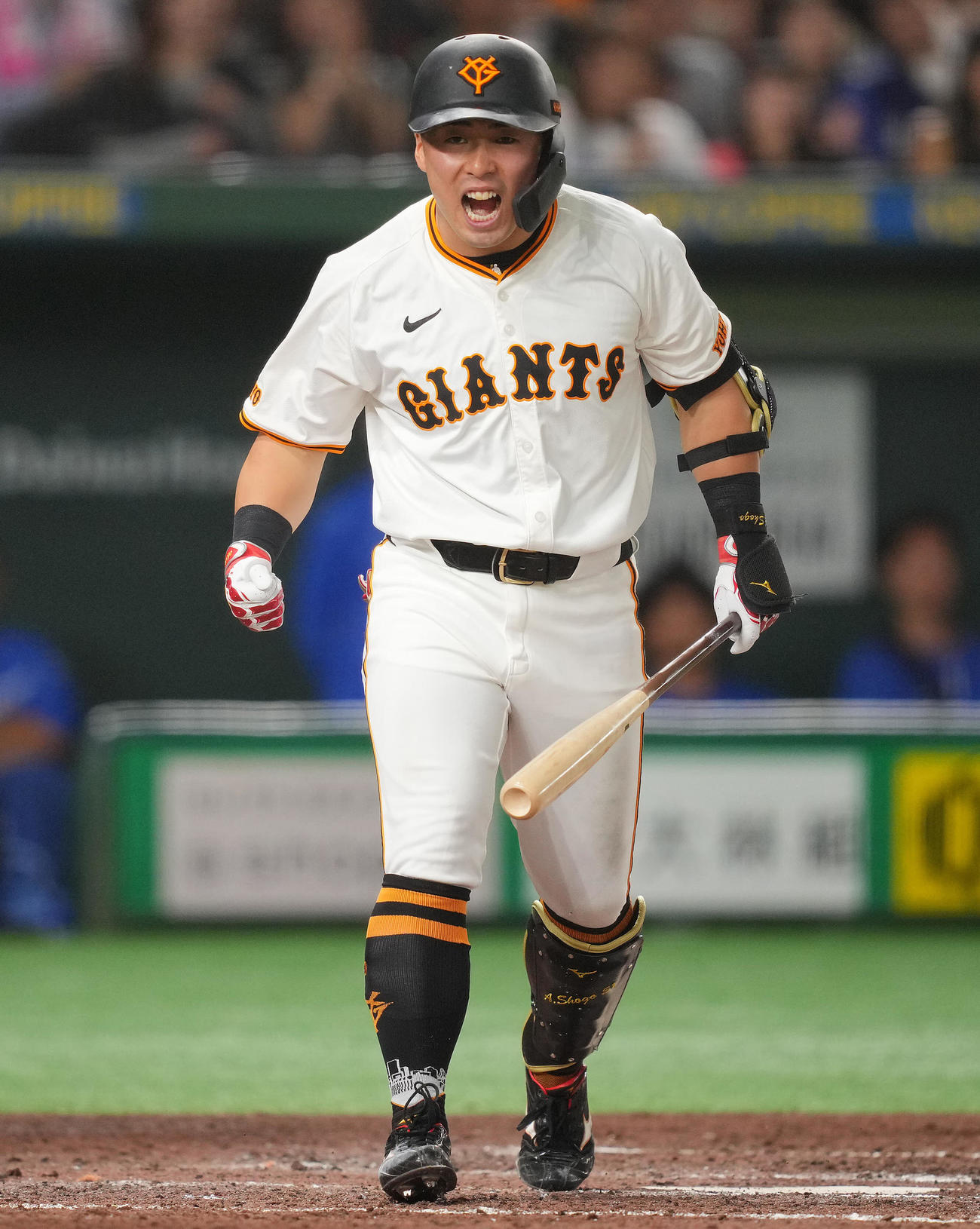 巨人対中日　6回裏巨人1死満塁、押し出しの四球を選ぶ雄たけびをあげる浅野（撮影・垰建太）