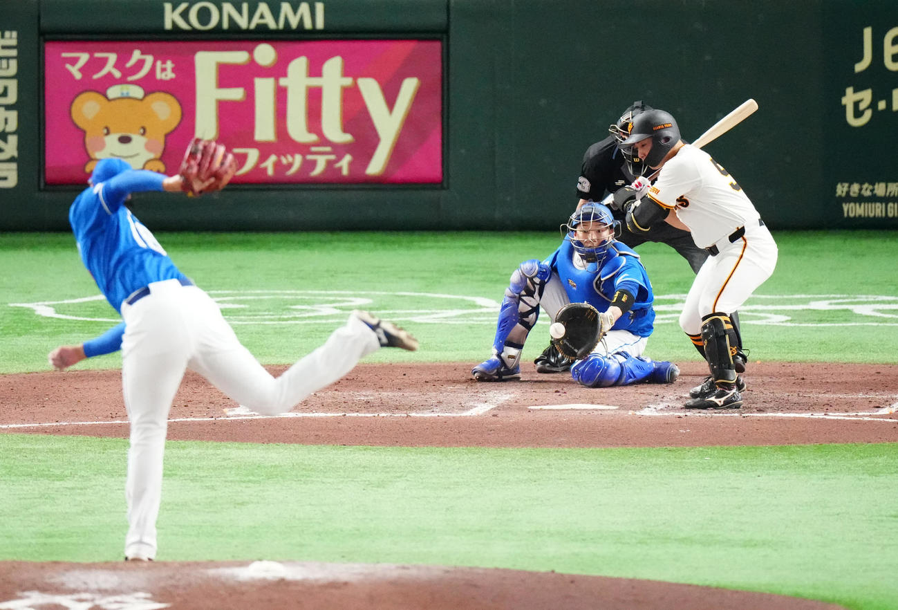 巨人対中日　6回裏巨人1死満塁、押し出しの四球を選ぶ浅野（撮影・江口和貴）