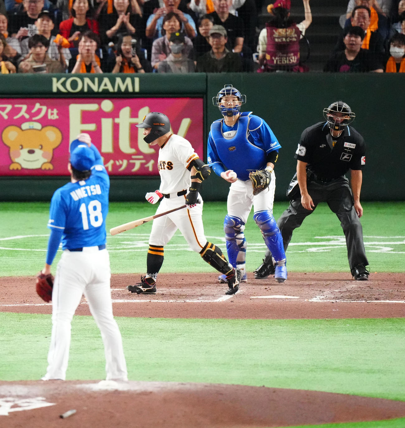 巨人対中日　6回裏巨人1死満塁、押し出しの四球を選んだ浅野（撮影・江口和貴）