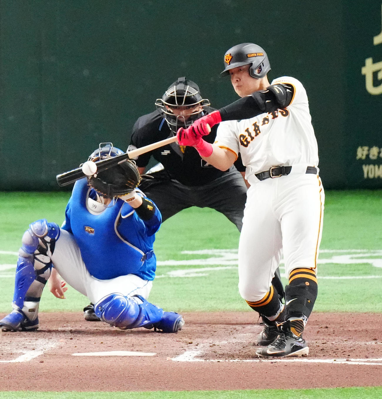 巨人対中日　6回裏巨人無死一、三塁、中前先制適時打で通算1000安打を達成する岡本和（撮影・江口和貴）