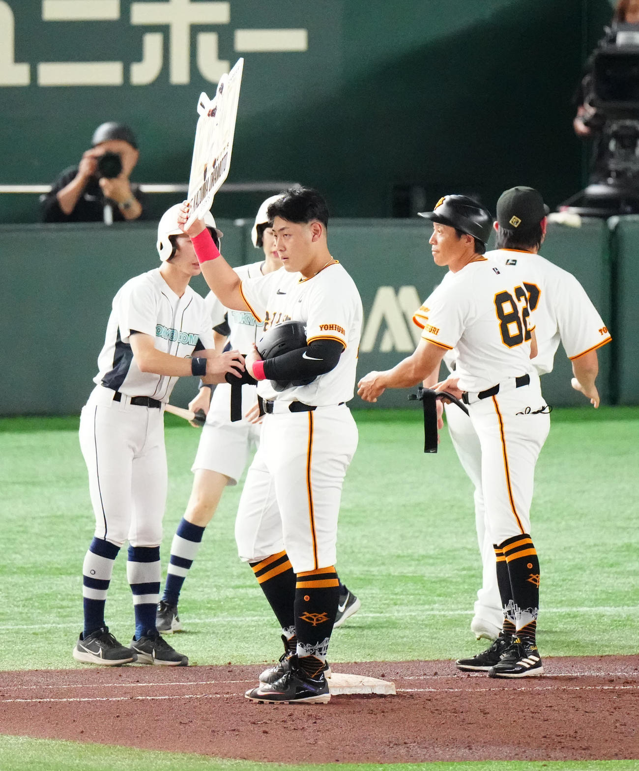 巨人対中日　6回裏巨人無死一、三塁、中前先制適時打で通算1000安打を達成し記念ボードを掲げる岡本和（撮影・江口和貴）