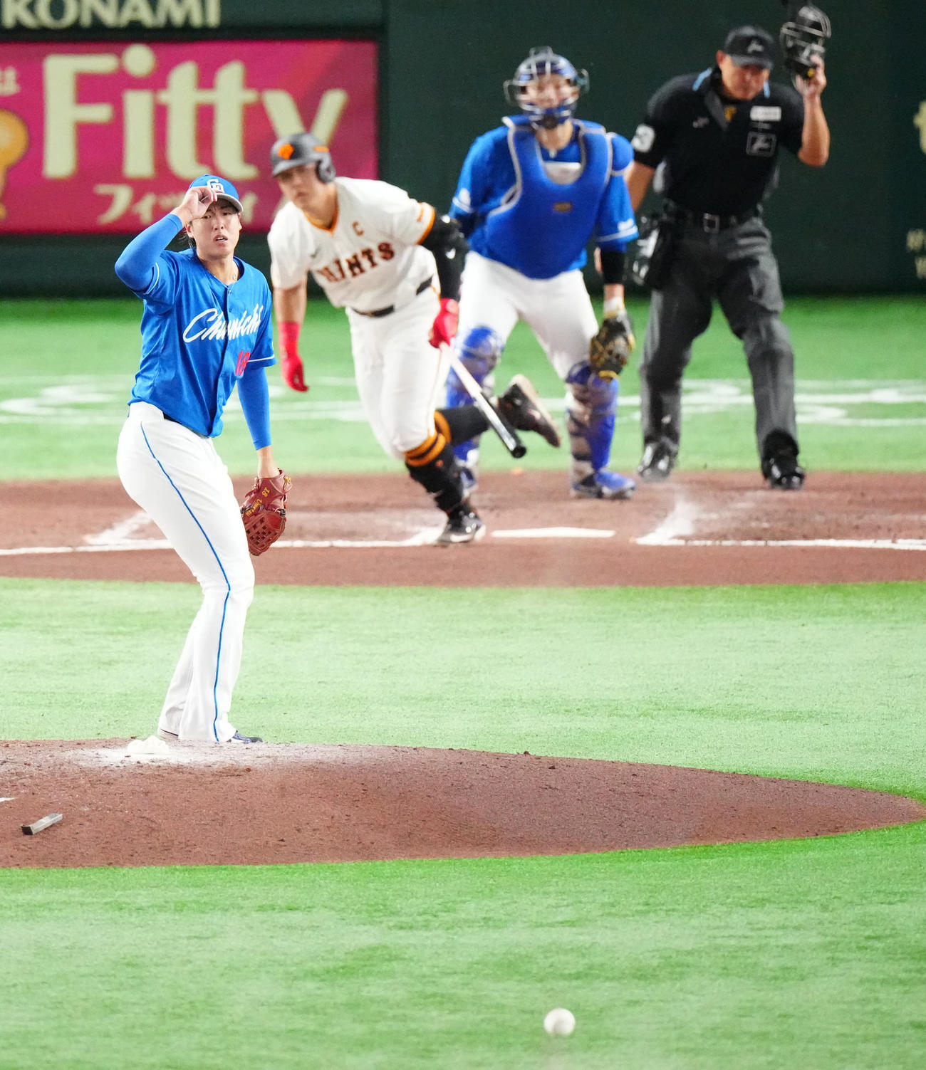 巨人対中日　6回裏巨人無死一、三塁、岡本和（後方左）に先制適時打を浴びる梅津（撮影・江口和貴）