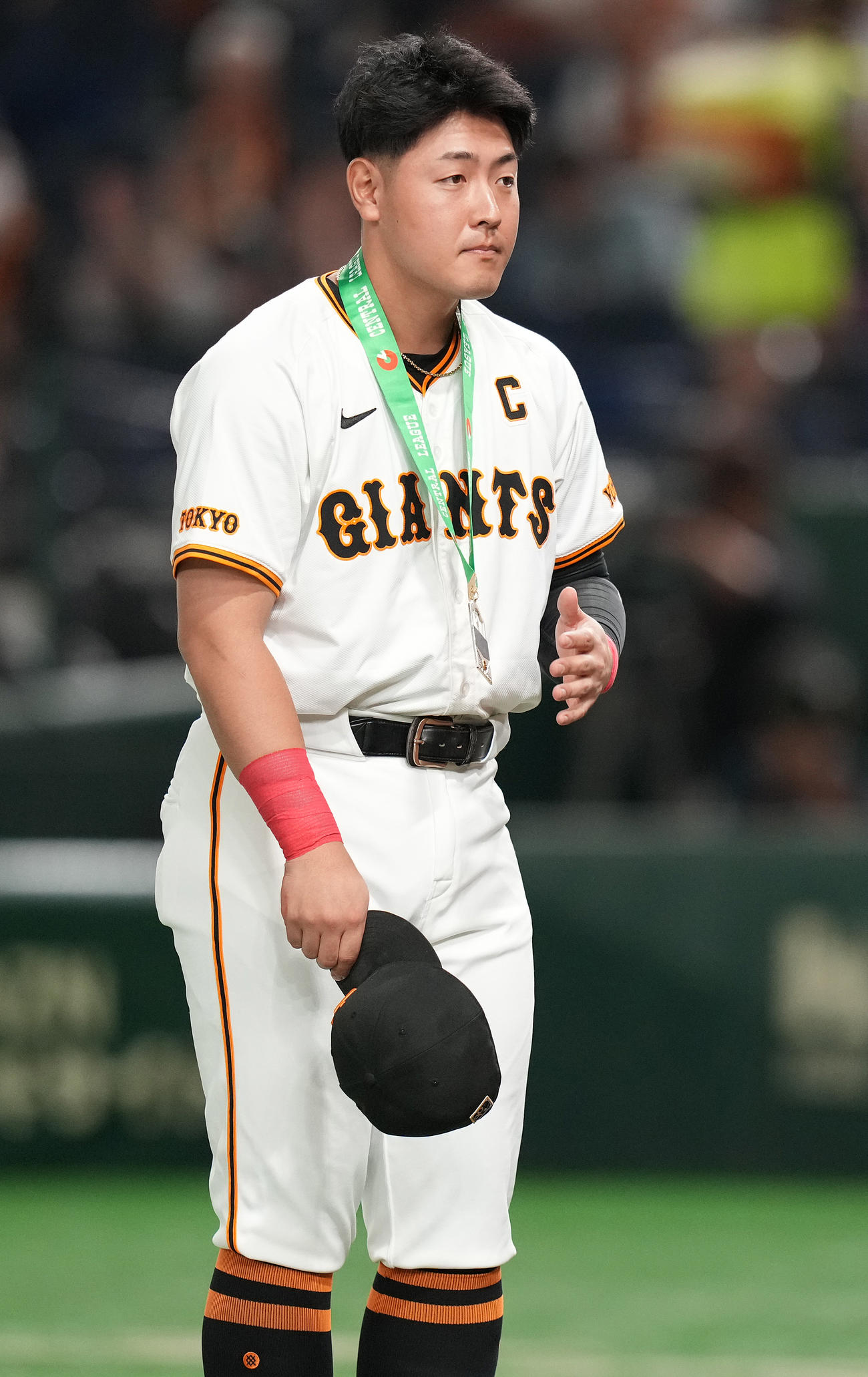 巨人対中日　1000試合出場の表彰を終え、声援に応える巨人岡本和（撮影・鈴木みどり）