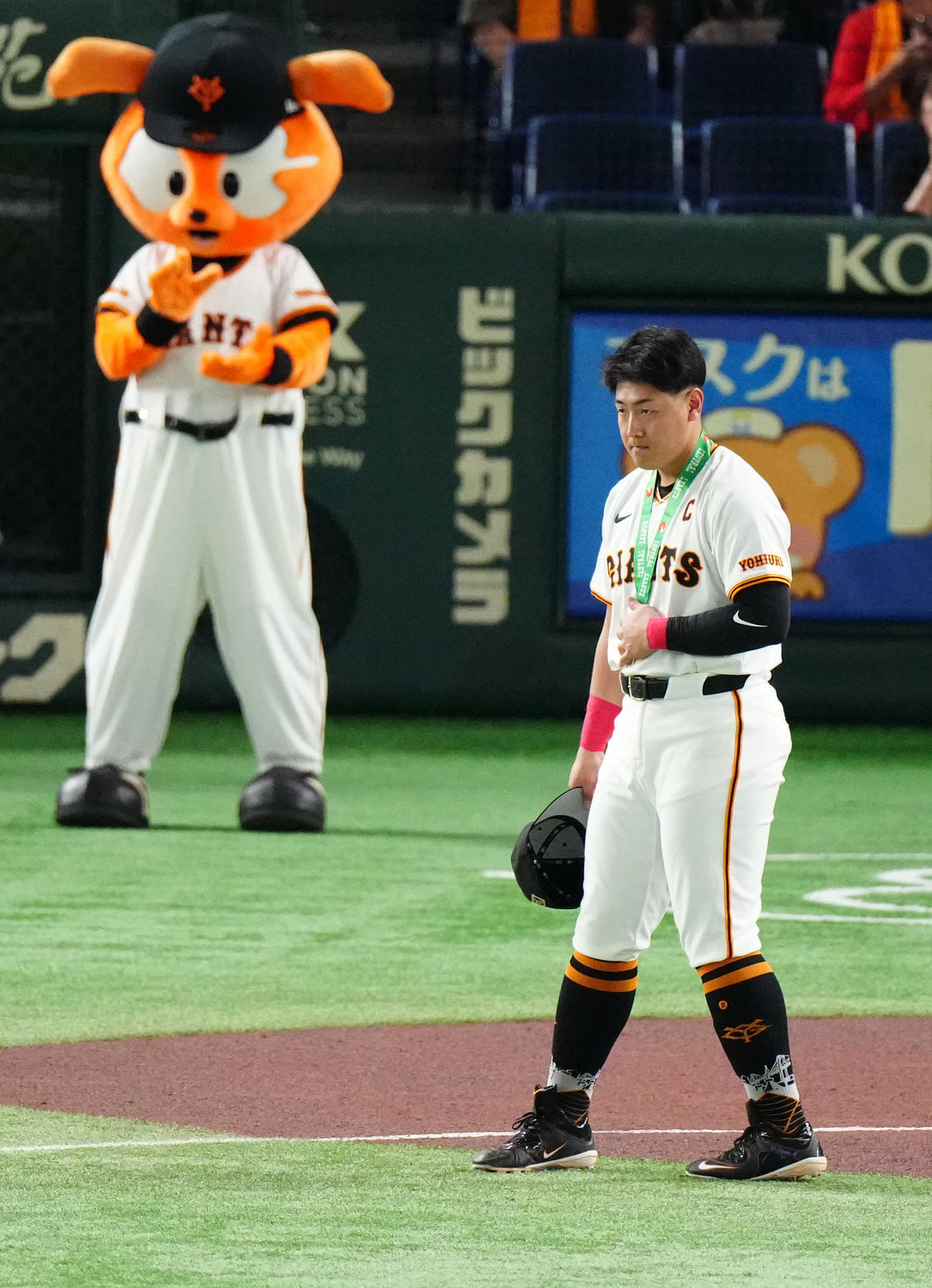巨人対中日　試合前、通算1000試合出場で表彰を受けた巨人岡本和（撮影・江口和貴）