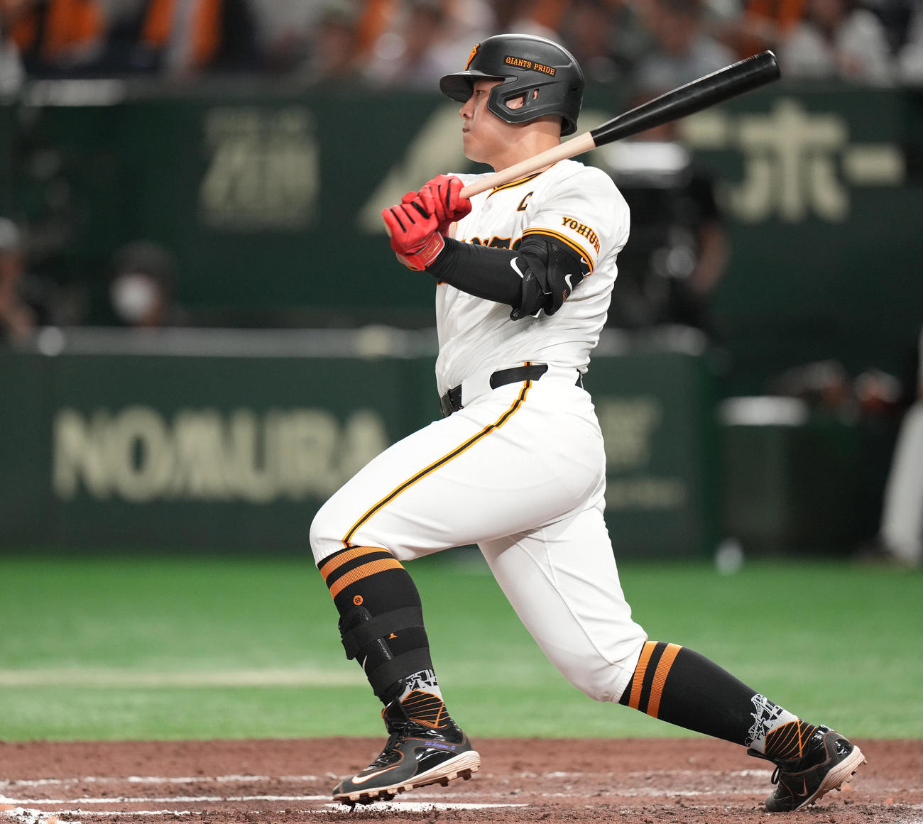 巨人対中日　6回裏巨人無死一、三塁、プロ通算1000安打となる先制の中前適時打を放つ岡本和（撮影・鈴木みどり）