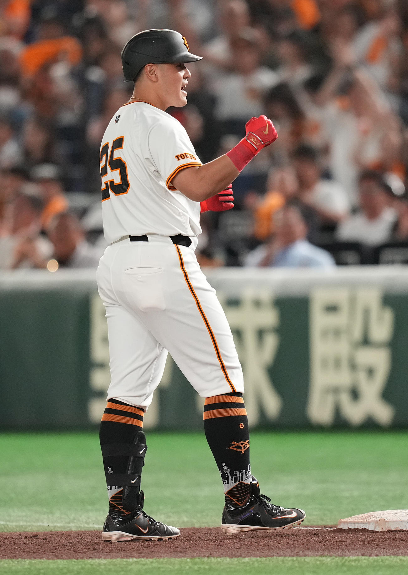 巨人対中日　6回裏巨人無死一、三塁、プロ通算1000安打となる先制の中前適時打を放った岡本和はガッツポーズ（撮影・鈴木みどり）