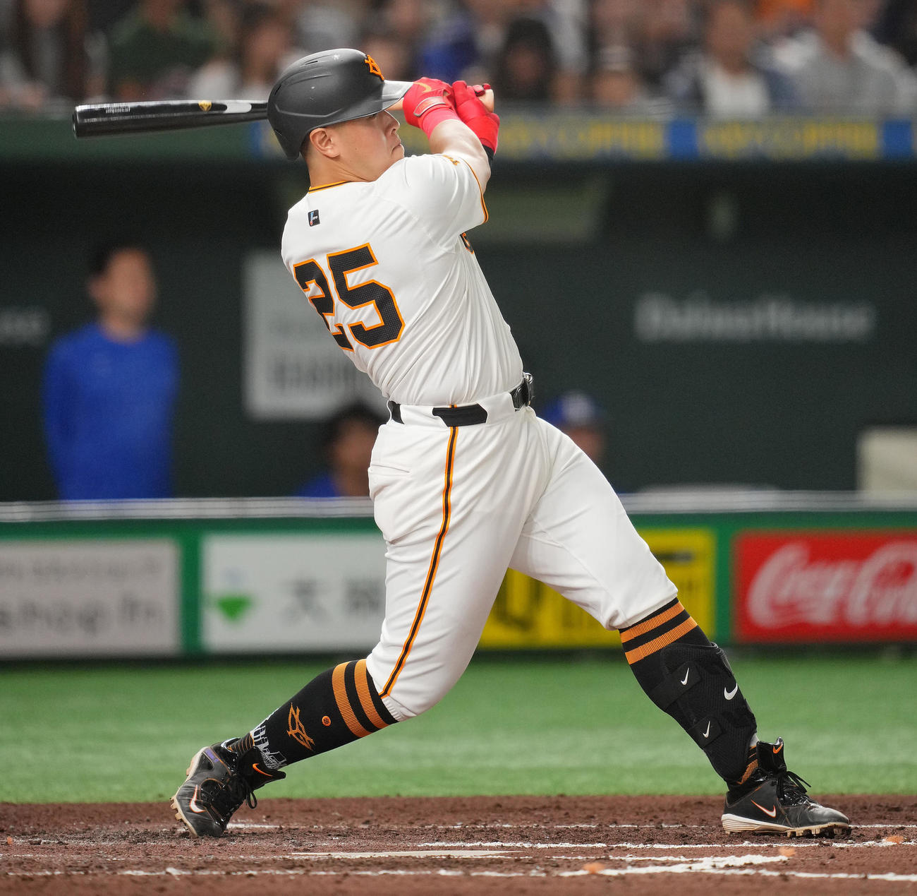 巨人対中日　6回裏巨人無死一、三塁、通算1000安打となる先制適時打を放つ岡本和（撮影・垰建太）