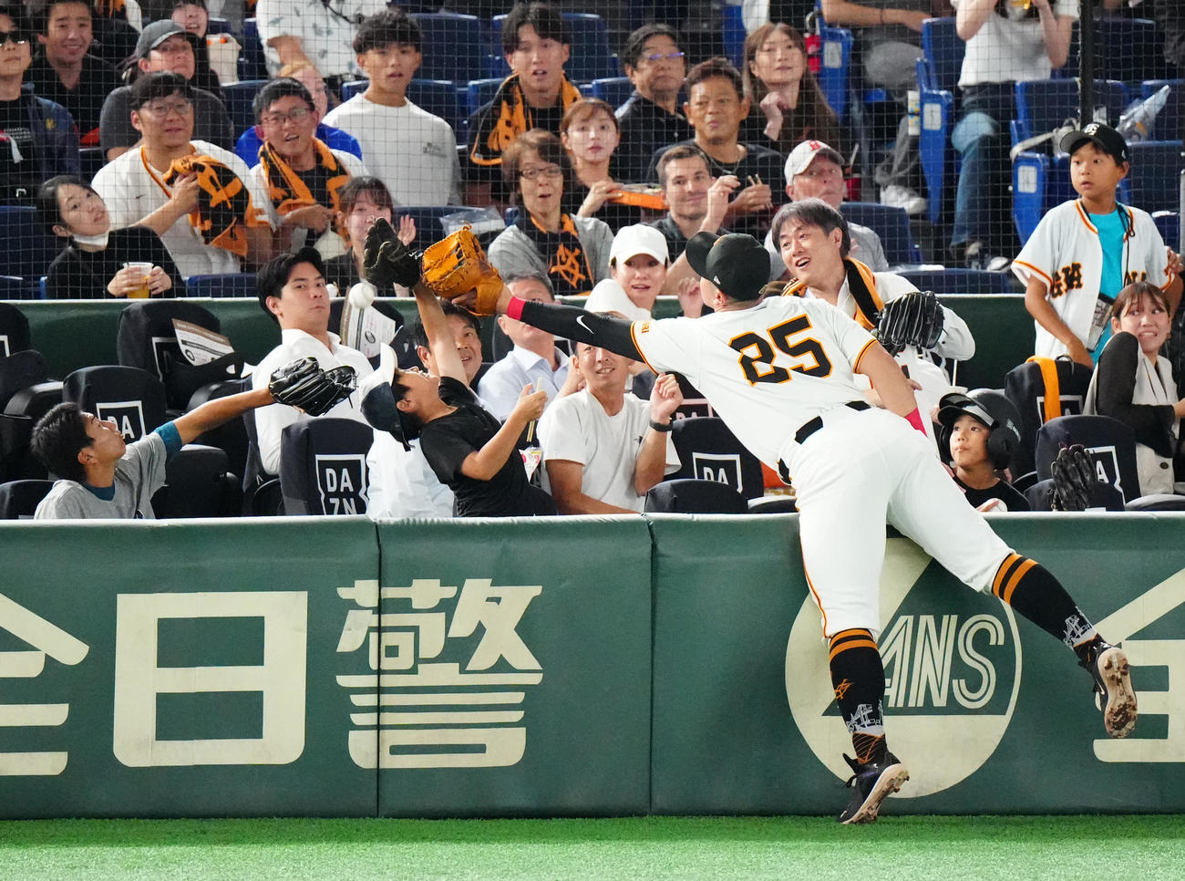 巨人対中日　4回表中日1死一、二塁、ファウルボールとなった田中の打球を追う一塁手岡本和（撮影・江口和貴）