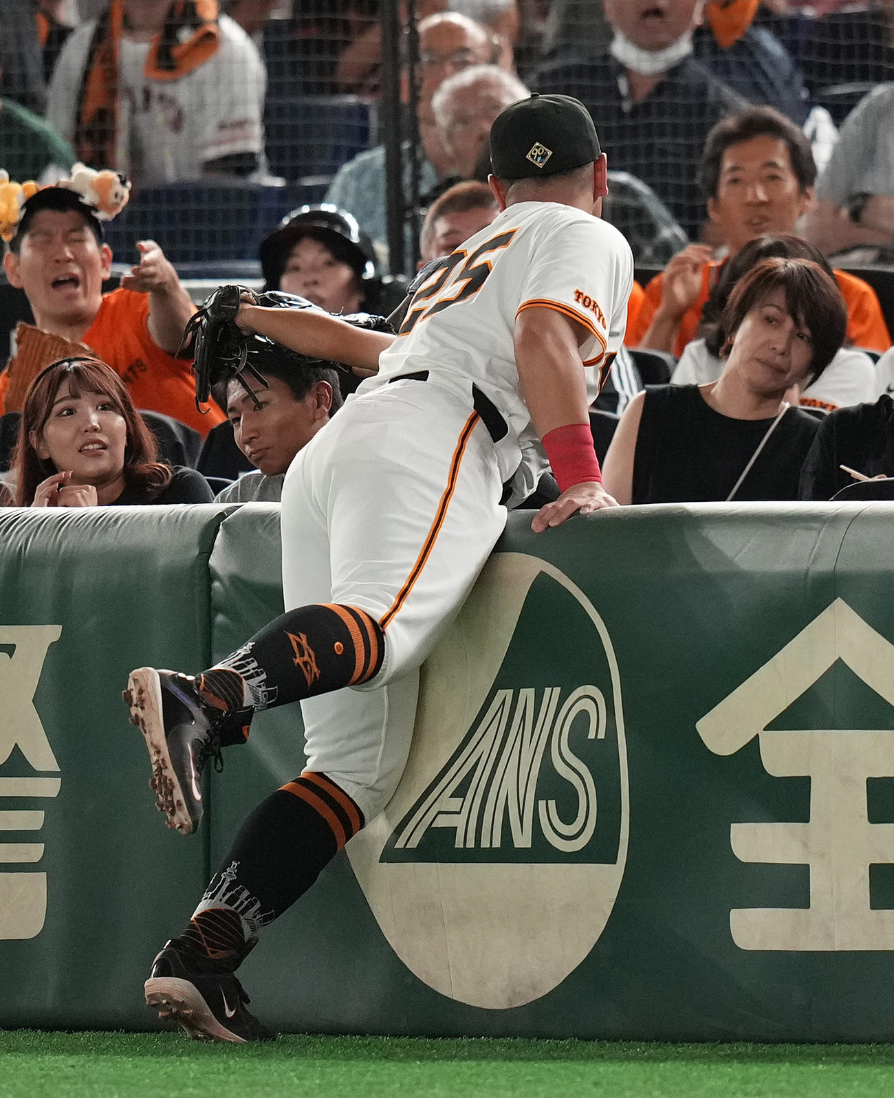 巨人対中日　4回表中日1死一、二塁、田中のファウル球を追うも捕れない一塁手岡本和（撮影・鈴木みどり）