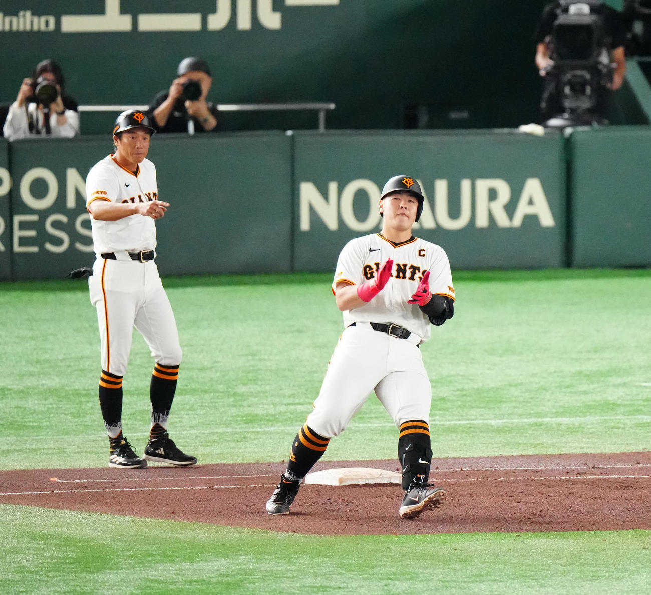 巨人対中日　6回裏巨人無死一、三塁、中前先制適時打で通算1000安打を達成する岡本和（撮影・江口和貴）