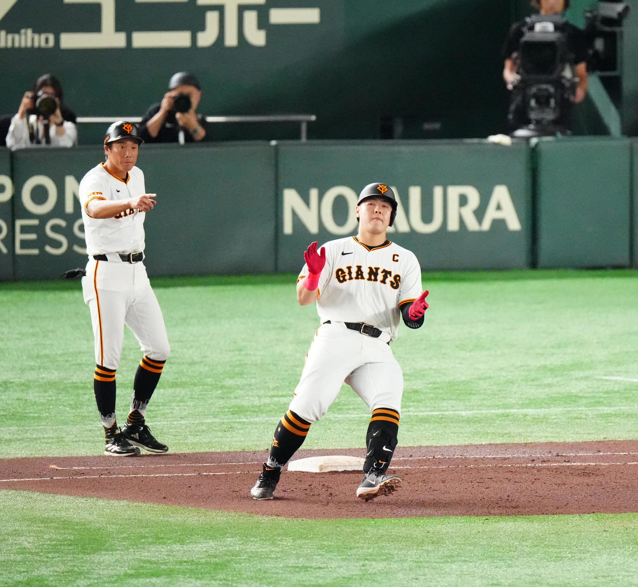 巨人対中日　6回裏巨人無死一、三塁、中前先制適時打で通算1000安打を達成する岡本和（撮影・江口和貴）