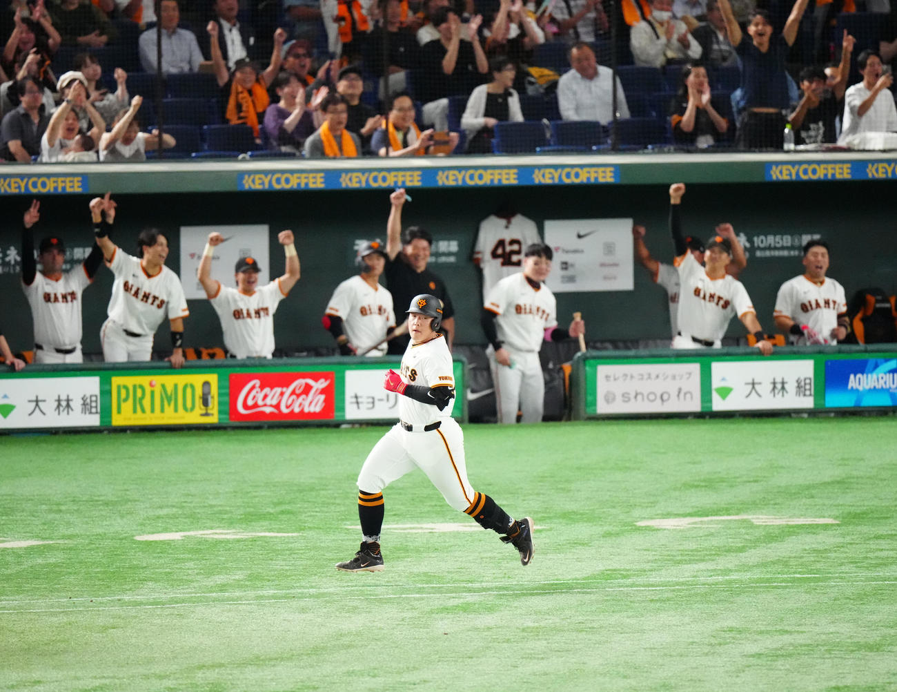 巨人対中日　6回裏巨人無死一、三塁、中前先制適時打で通算1000安打を達成する岡本和（撮影・江口和貴）