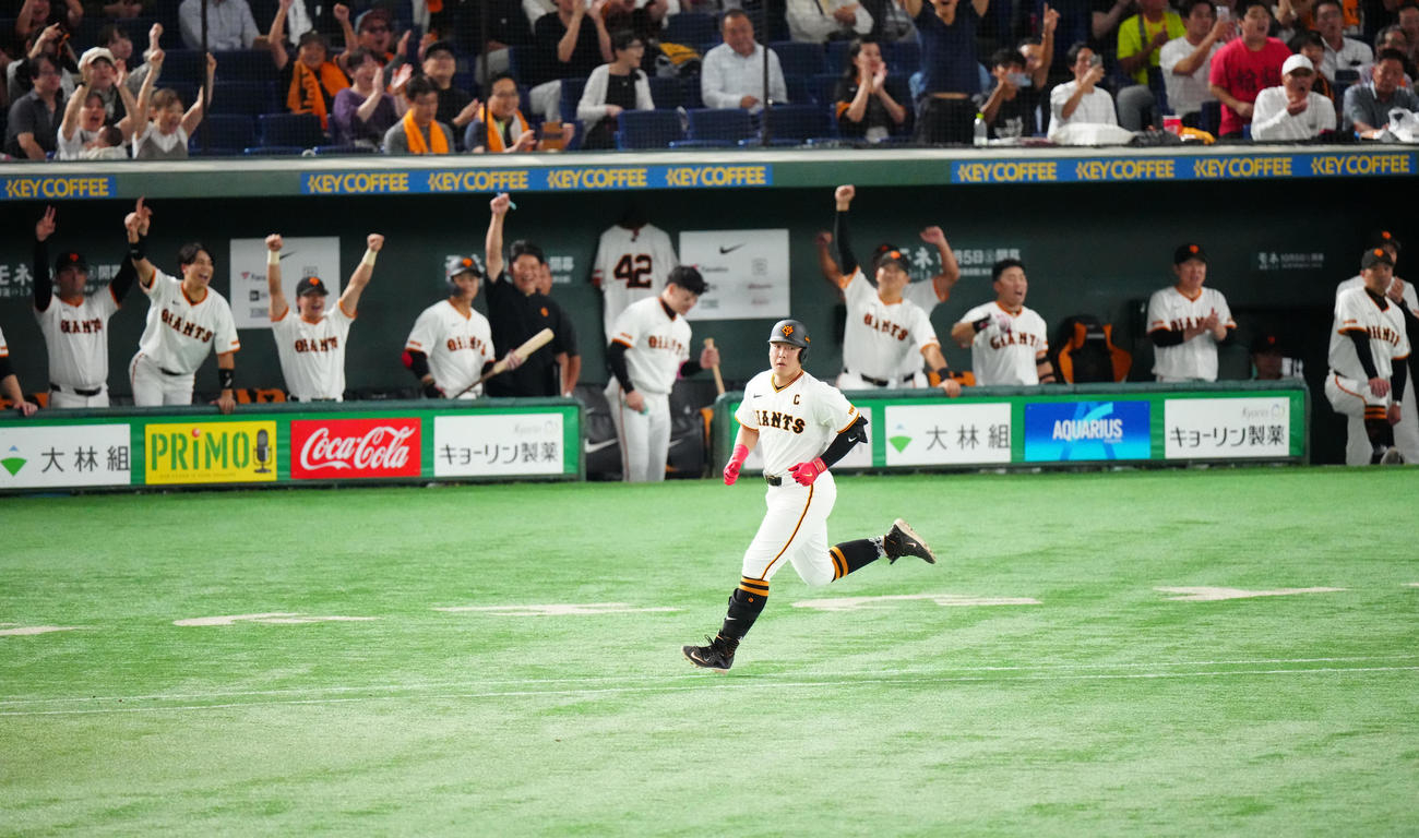 巨人対中日　6回裏巨人無死一、三塁、中前先制適時打で通算1000安打を達成する岡本和（撮影・江口和貴）