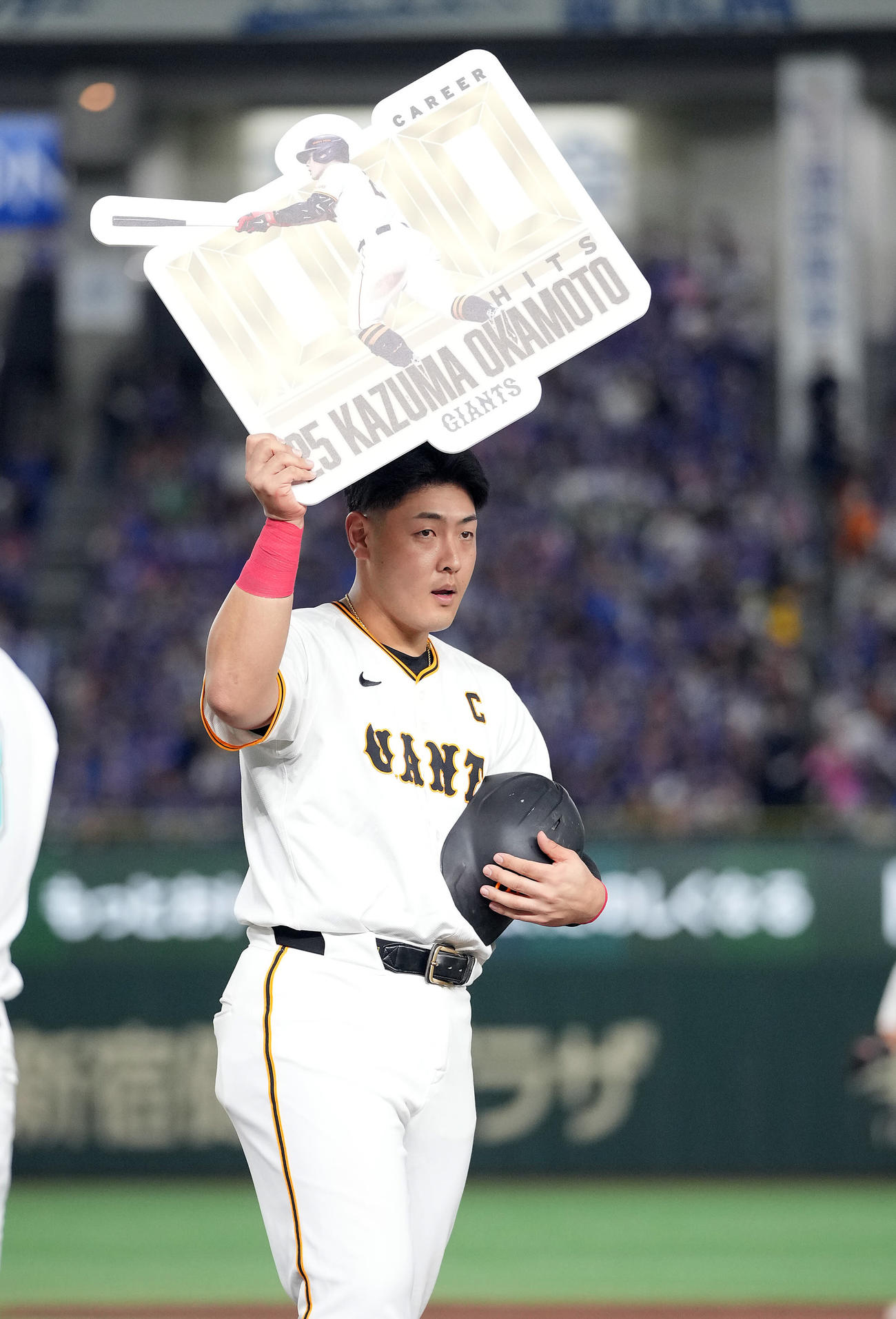 巨人対中日　6回裏巨人無死一、三塁、通算1000安打となる先制適時打を放ち記念ボードを掲げる岡本和（撮影・垰建太）