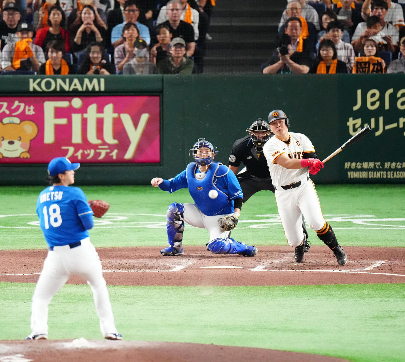 巨人対中日　6回裏巨人無死一、三塁、中前先制適時打で通算1000安打を達成する岡本和。投手梅津（撮影・江口和貴）