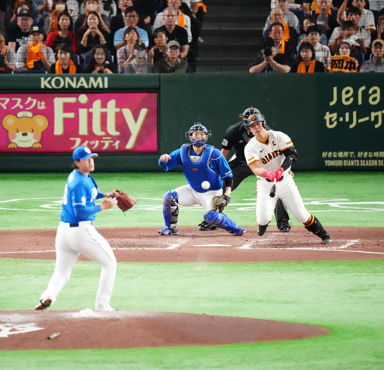 巨人対中日　6回裏巨人無死一、三塁、中前先制適時打で通算1000安打を達成する岡本和。投手梅津（撮影・江口和貴）