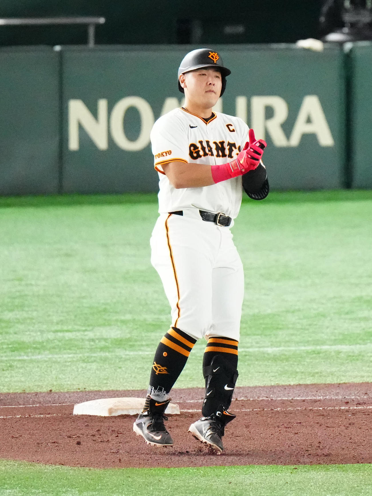 巨人対中日　6回裏巨人無死一、三塁、中前先制適時打で通算1000安打を達成する岡本和（撮影・江口和貴）