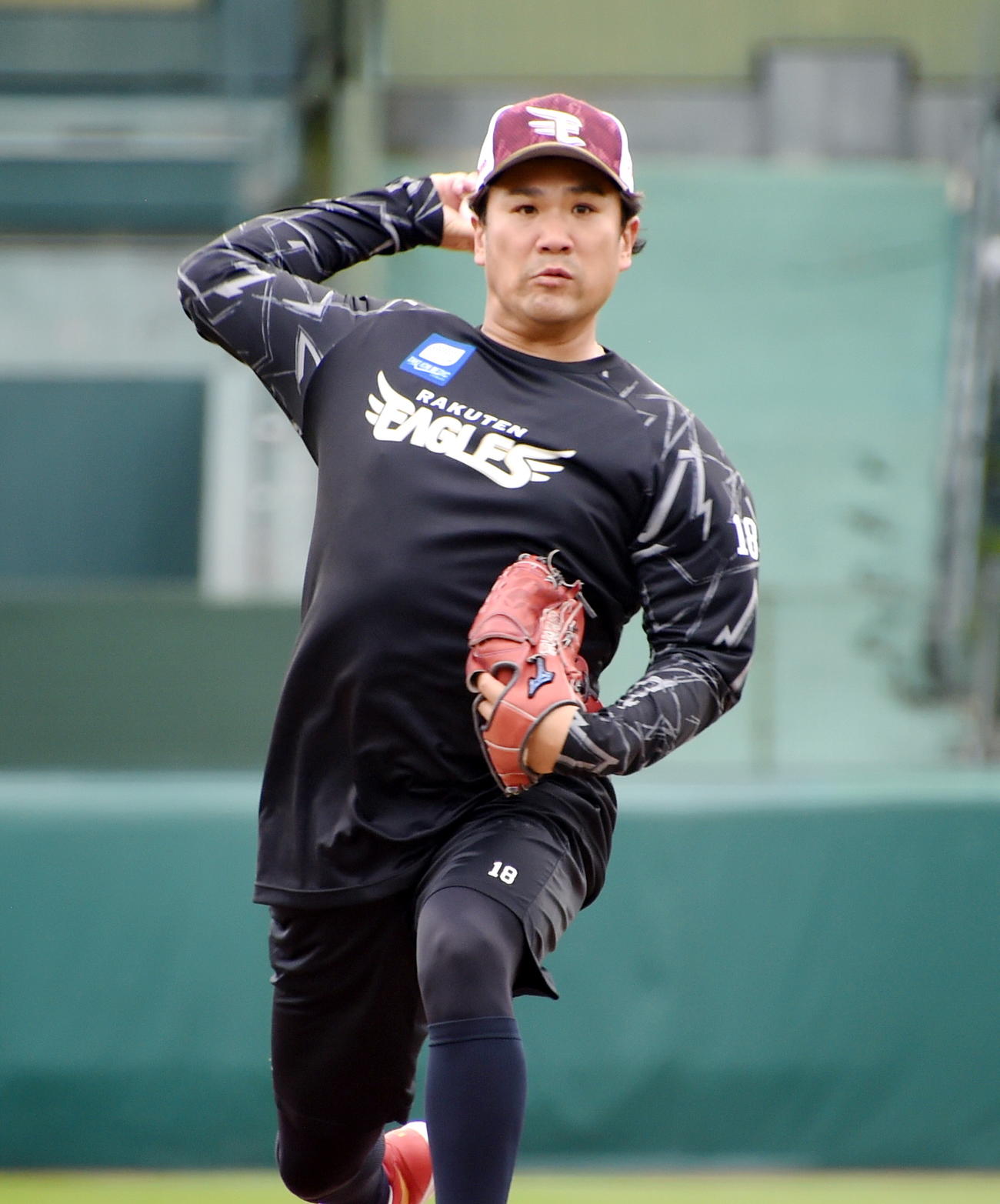 投球練習する楽天田中将（撮影・山田愛斗）