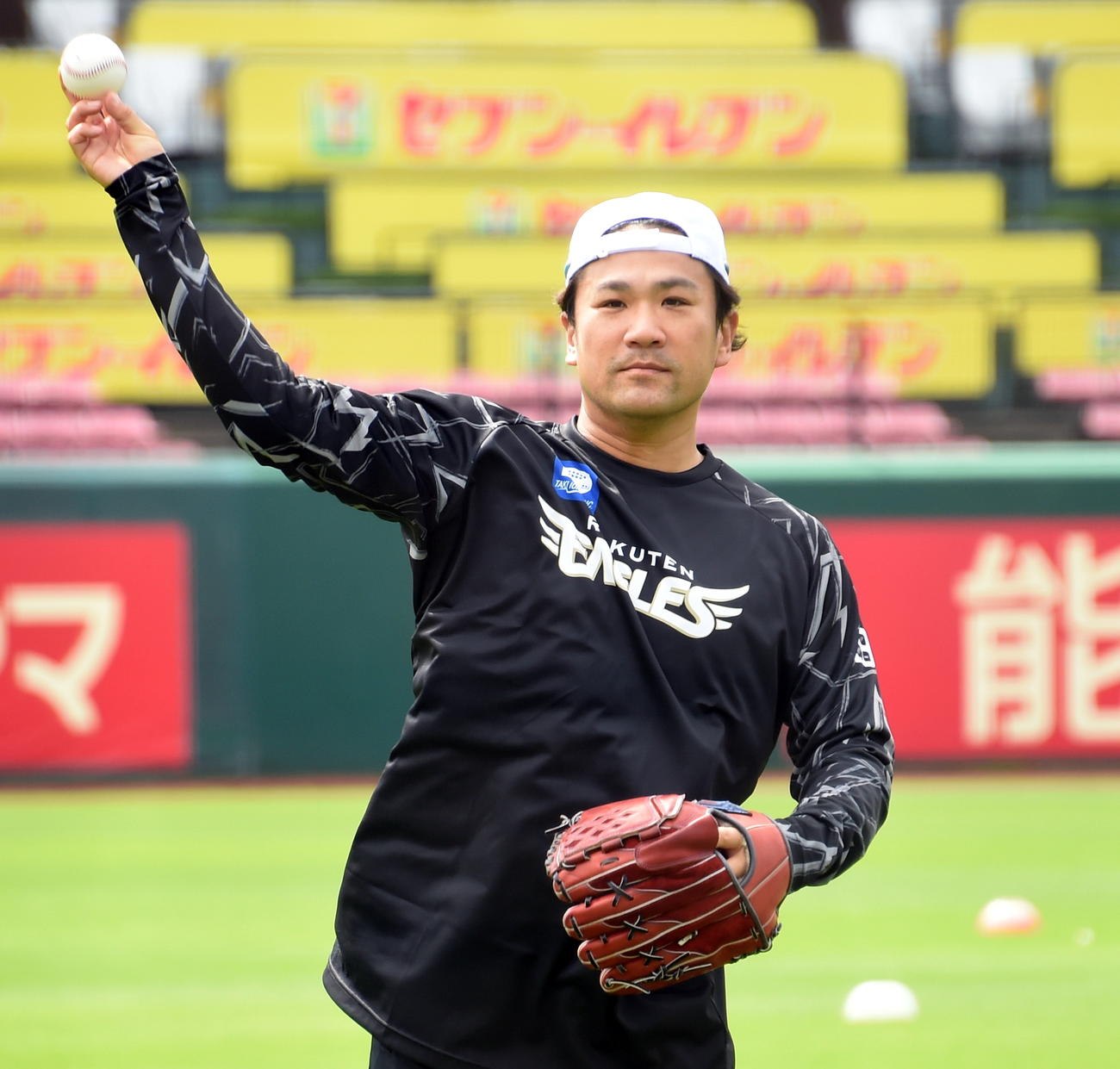 明るい表情でキャッチボールする楽天田中将（撮影・山田愛斗）