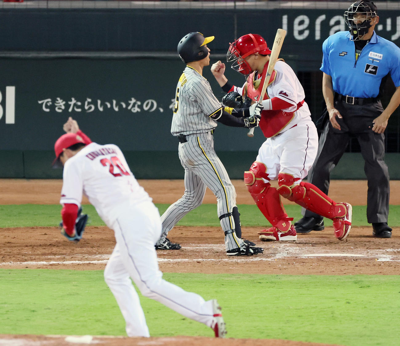 広島対阪神　9回表阪神2死満塁、三振する近本。投手栗林（撮影・加藤哉）