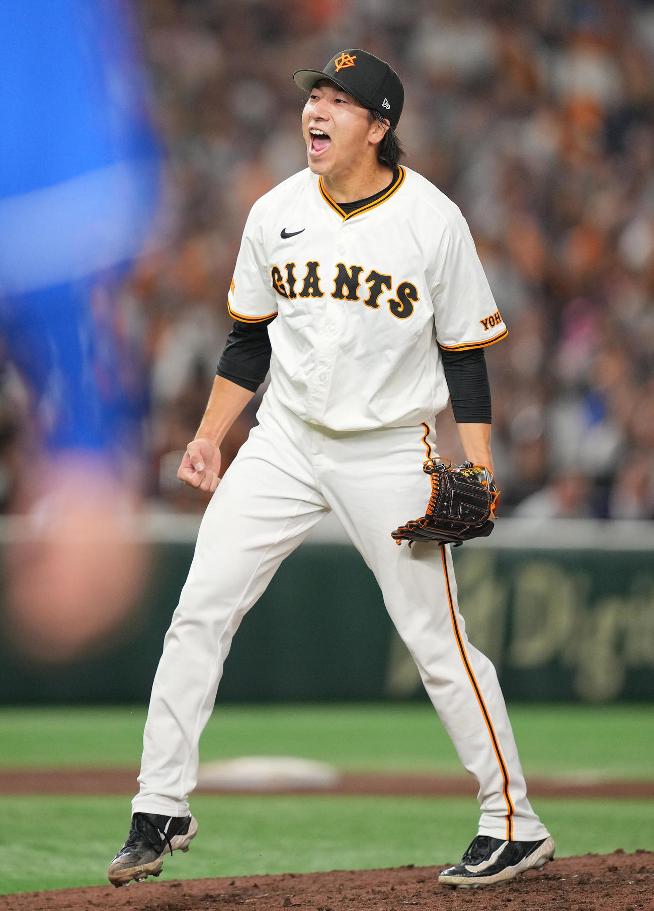 巨人対中日　8回表中日2死一、二塁、細川成也を空振り三振に仕留め雄たけびをあげる大勢（撮影・垰建太）