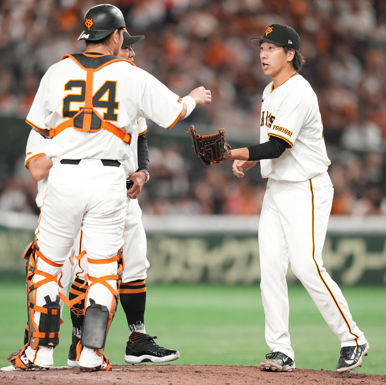 巨人対中日　8回表途中、5番手でマウンドへ向かう巨人大勢（右）。左奥は阿部監督（撮影・鈴木みどり）