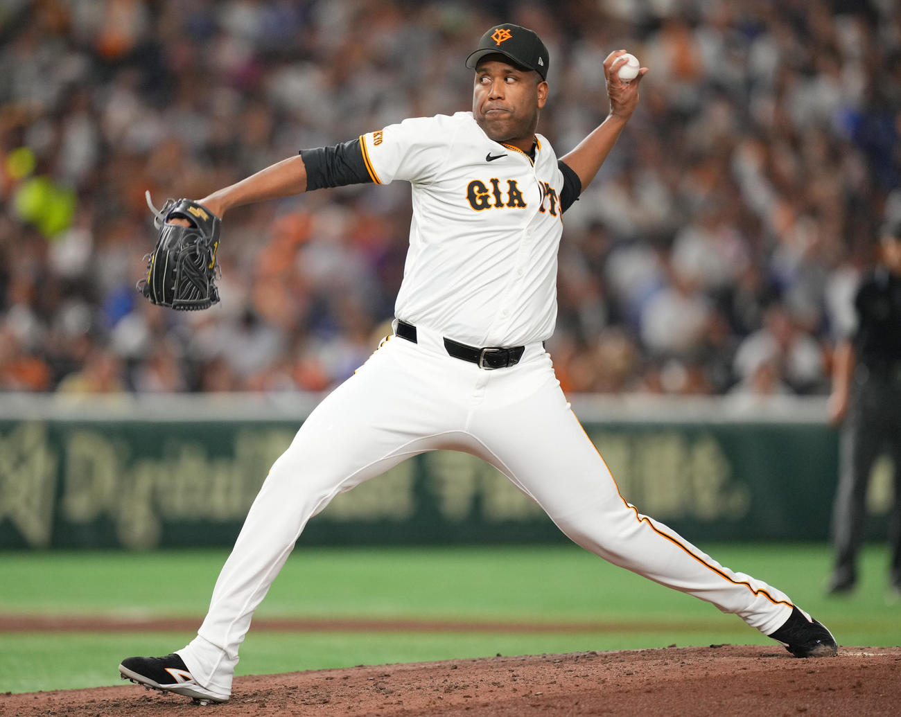巨人対中日　8回表、巨人4番手で登板し力投するバルドナード（撮影・垰建太）
