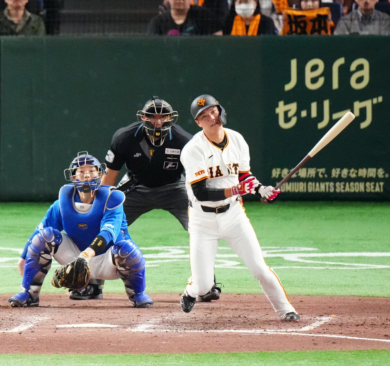 巨人対中日　8回裏巨人1死、左前打を放つ坂本（撮影・江口和貴）
