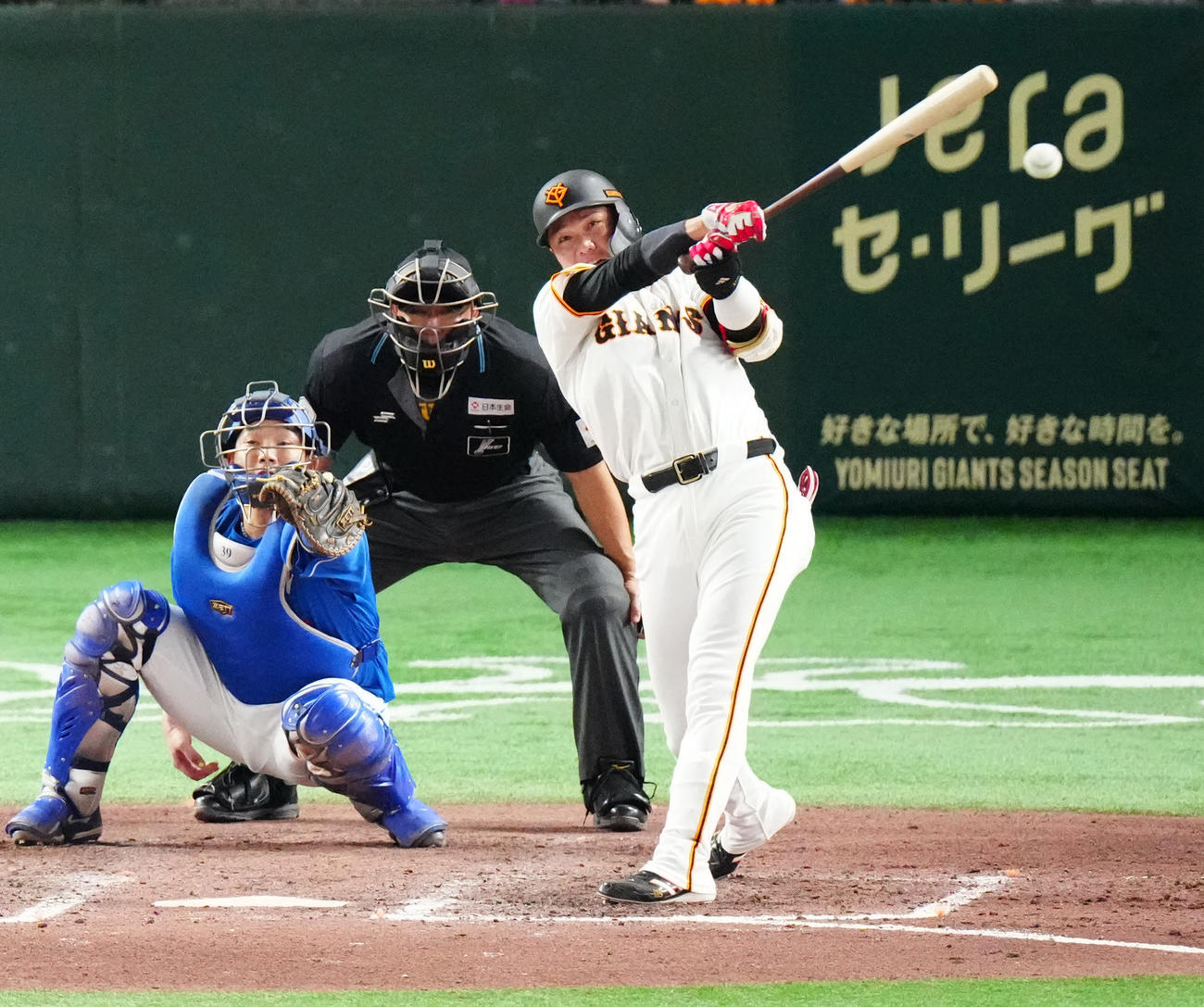 巨人対中日　8回裏巨人1死、左前打を放つ坂本（撮影・江口和貴）