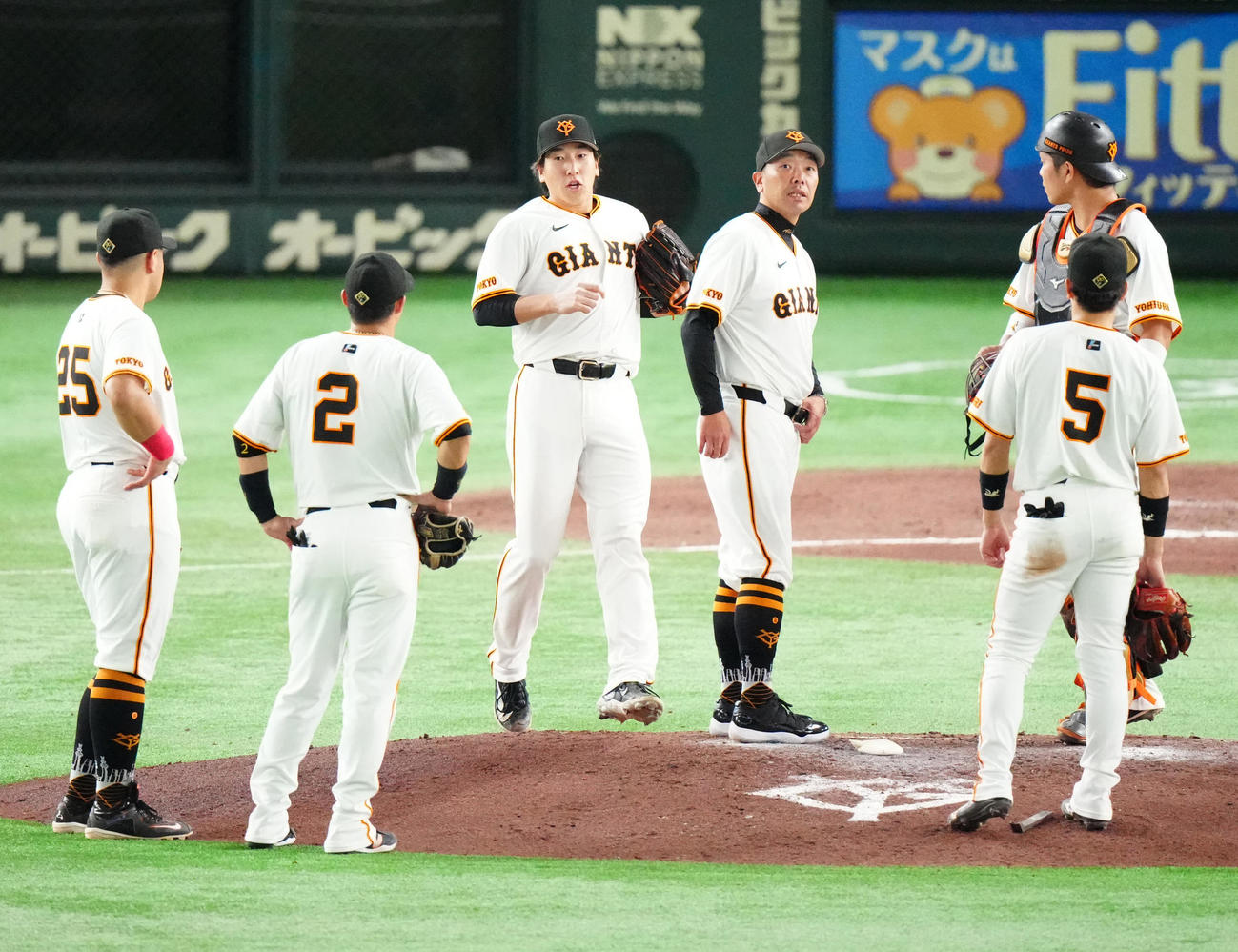 巨人対中日　8回表途中、マウンドに向かう巨人5番手の大勢（中央左）。同右は阿部監督（撮影・江口和貴）