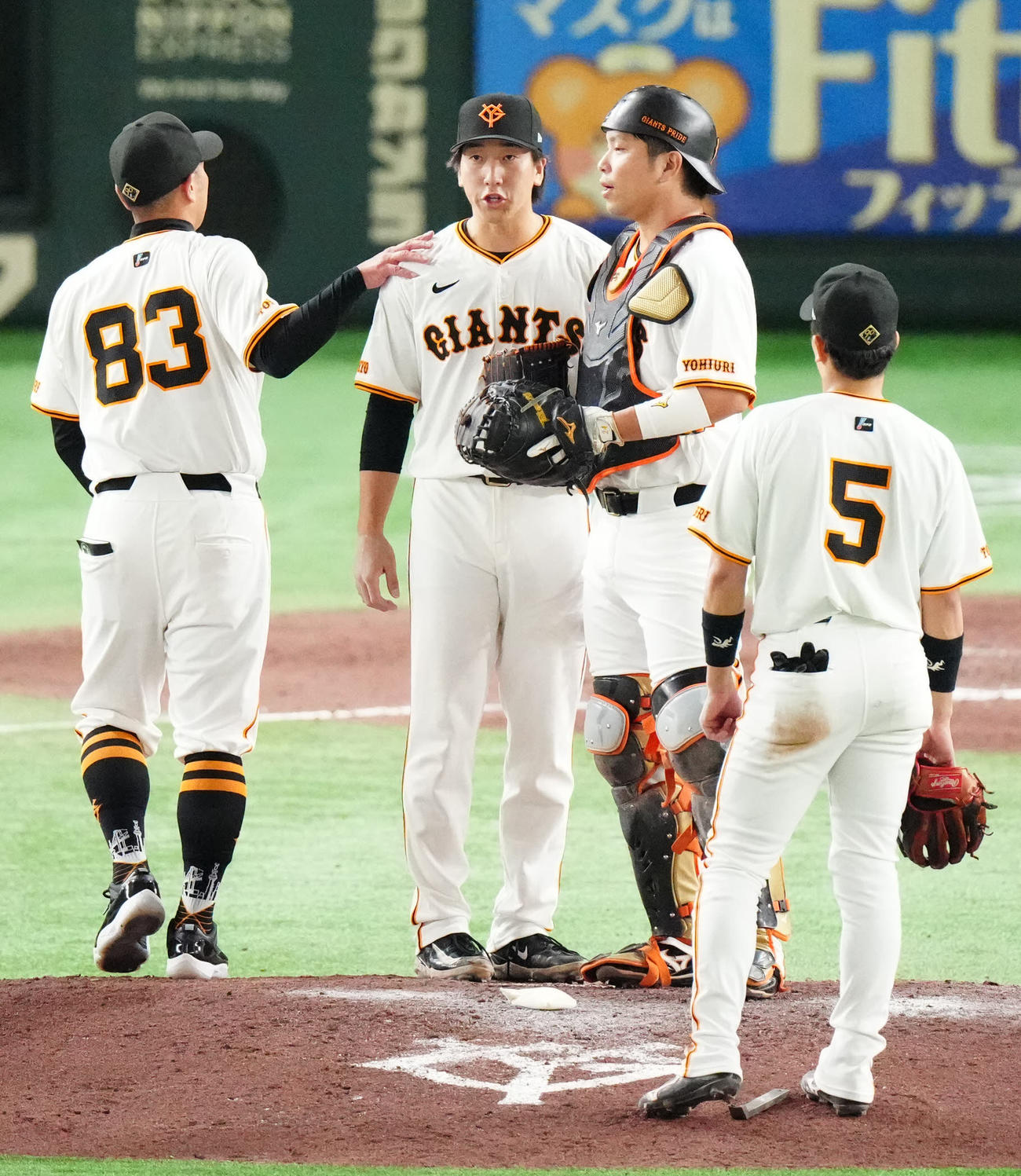 巨人対中日　8回表途中、マウンドに上がった巨人5番手の大勢（中央）。左は阿部監督（撮影・江口和貴）