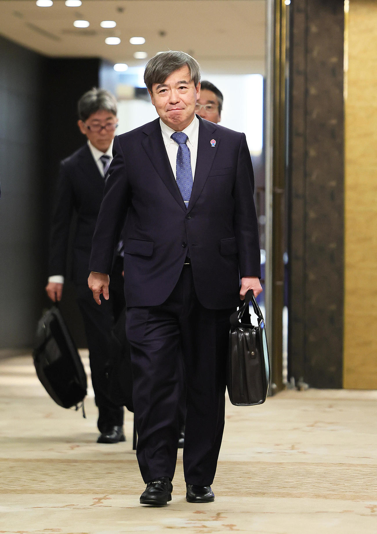 NPBオーナー会議を終え、引き揚げる阪神杉山オーナー（撮影・足立雅史）