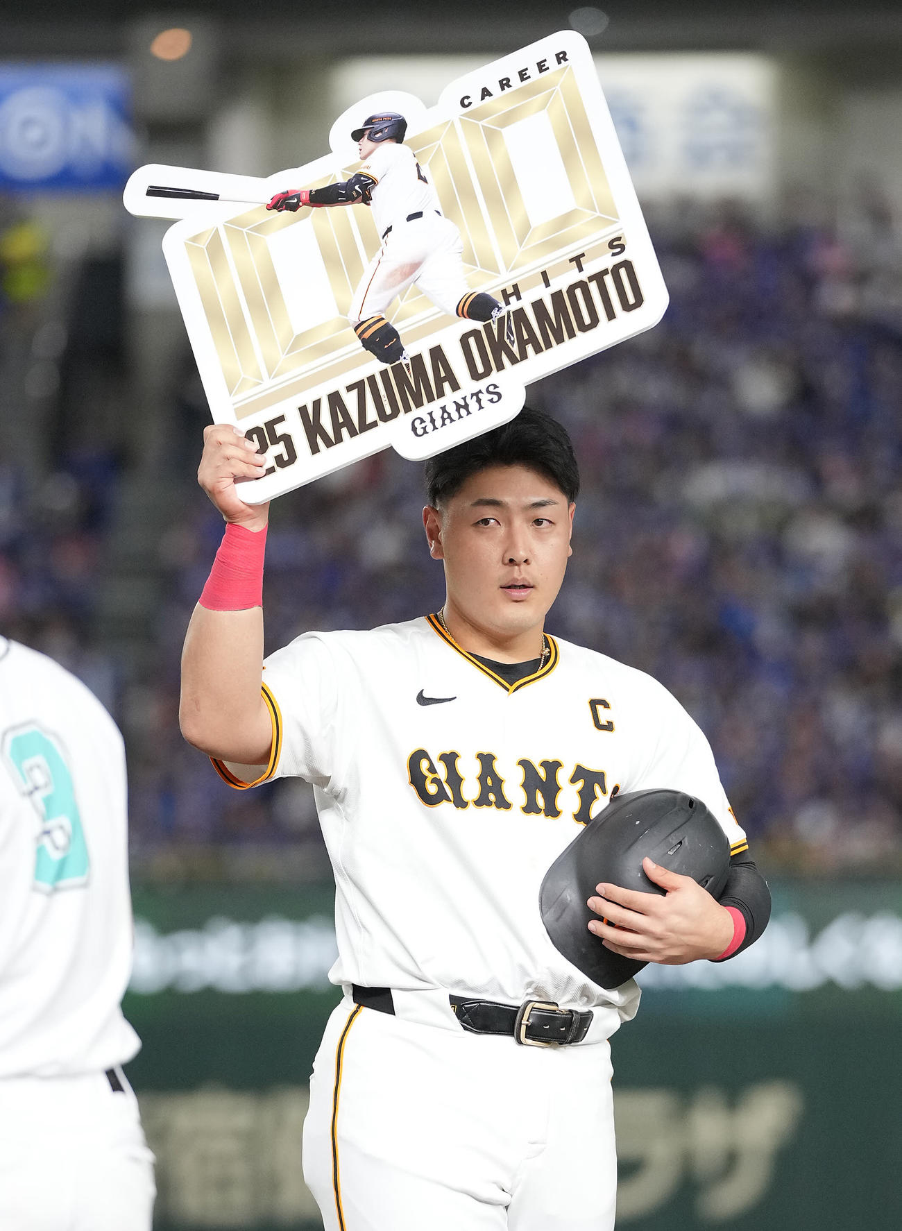 巨人対中日　6回裏巨人無死一、三塁、通算1000安打となる先制適時打を放ち記念ボードを掲げる岡本和（撮影・垰建太）