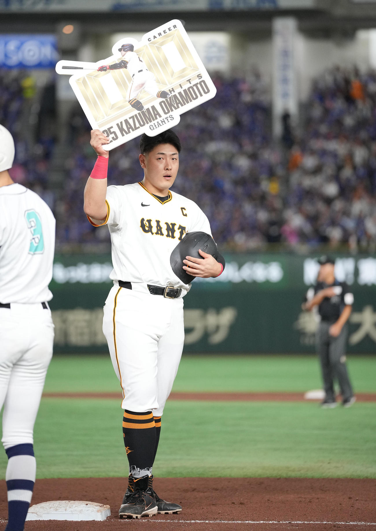巨人対中日　6回裏巨人無死一、三塁、通算1000安打となる先制適時打を放ち記念ボードを掲げる岡本和（撮影・垰建太）