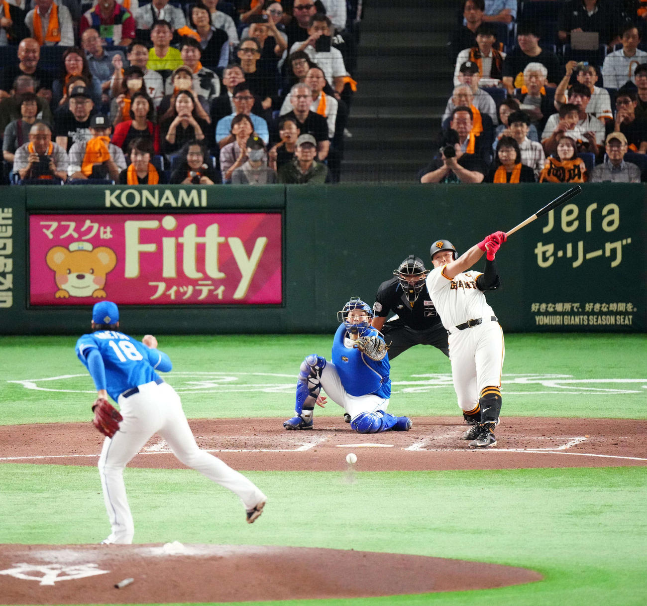 巨人対中日　6回裏巨人無死一、三塁、中前先制適時打で通算1000安打を達成する岡本和。投手梅津（撮影・江口和貴）
