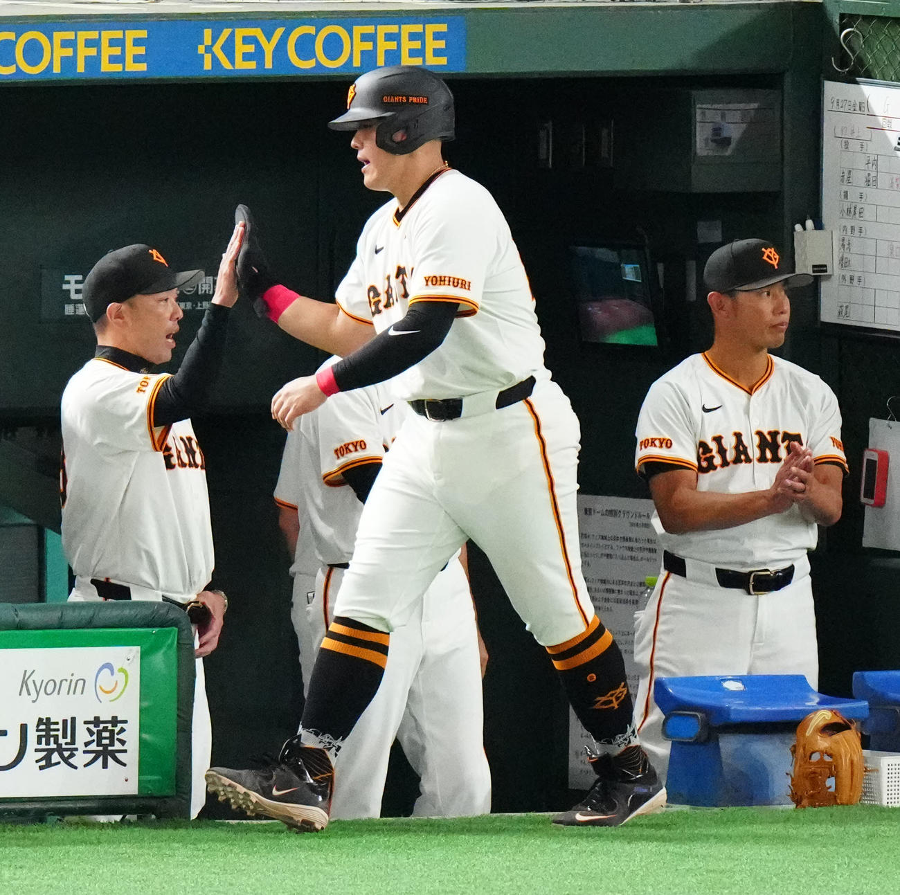 巨人対中日　8回裏巨人無死三塁、大城卓の犠飛で生還し阿部監督（左）とタッチを交わす岡本和（撮影・江口和貴）
