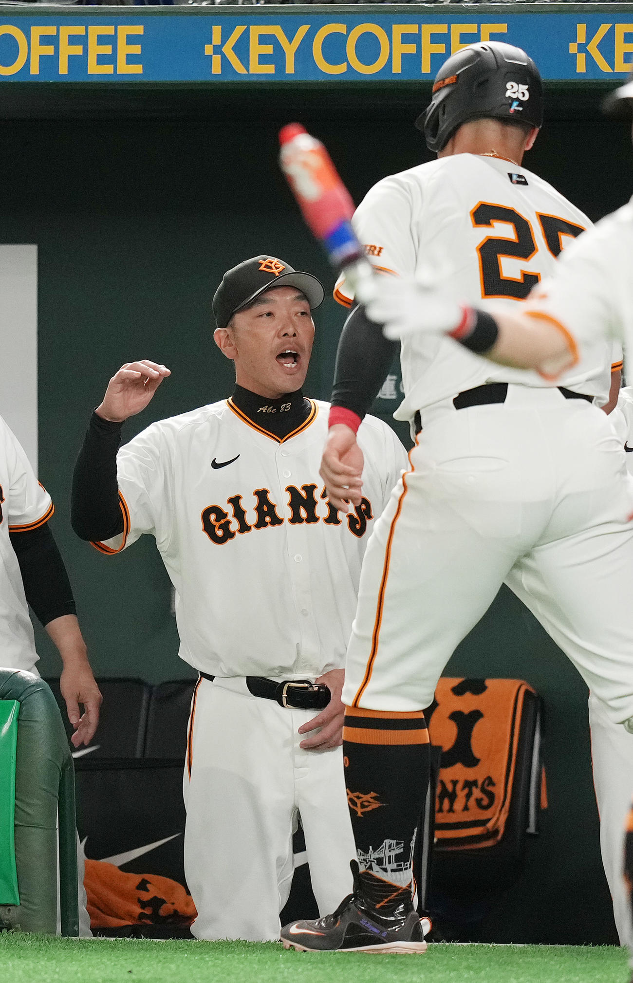 巨人対中日　8回裏巨人無死三塁、大城卓の左犠飛で生還した岡本和を迎える阿部監督（左）（撮影・鈴木みどり）