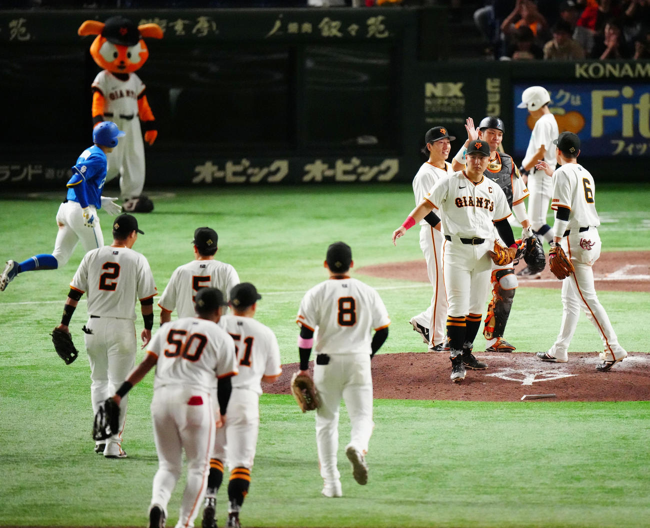 巨人対中日　試合後、勝利のタッチを交わす岡本和ら巨人の選手たち（撮影・江口和貴）