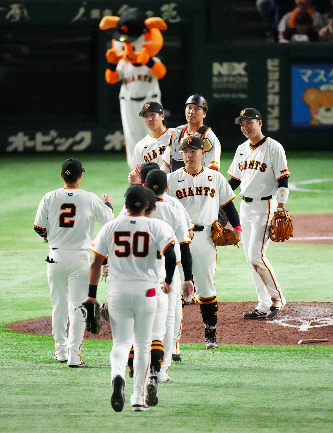 巨人対中日　試合後、勝利のタッチを交わす岡本和ら巨人の選手たち（撮影・江口和貴）