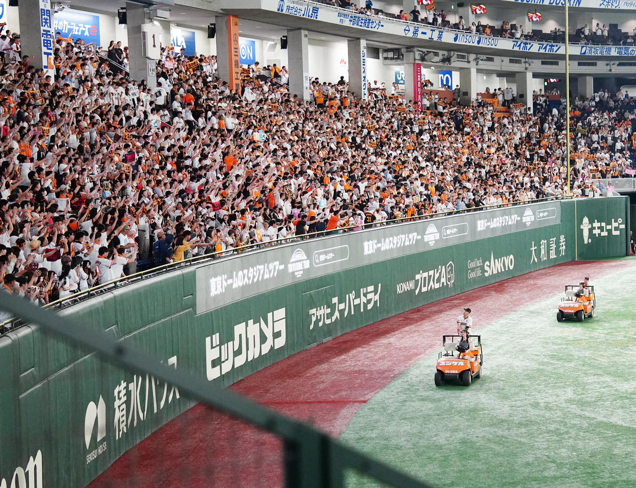 巨人対中日　試合後、場内1周する巨人岡本和（手前）と井上（撮影・江口和貴）