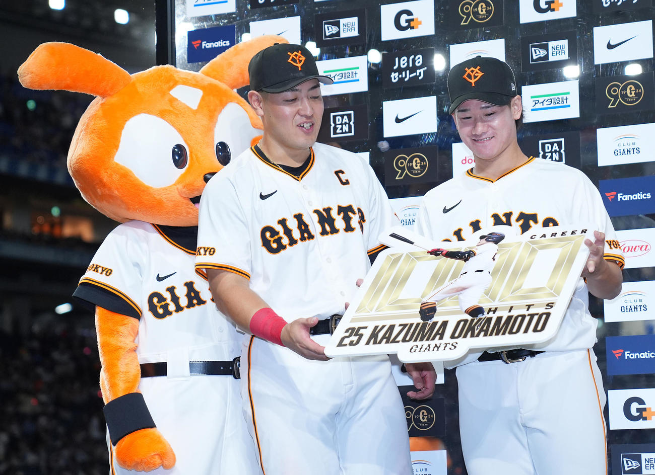 巨人対中日　中日に勝利しお立ち台で笑顔を見せる巨人岡本和（中央）と井上（撮影・垰建太）