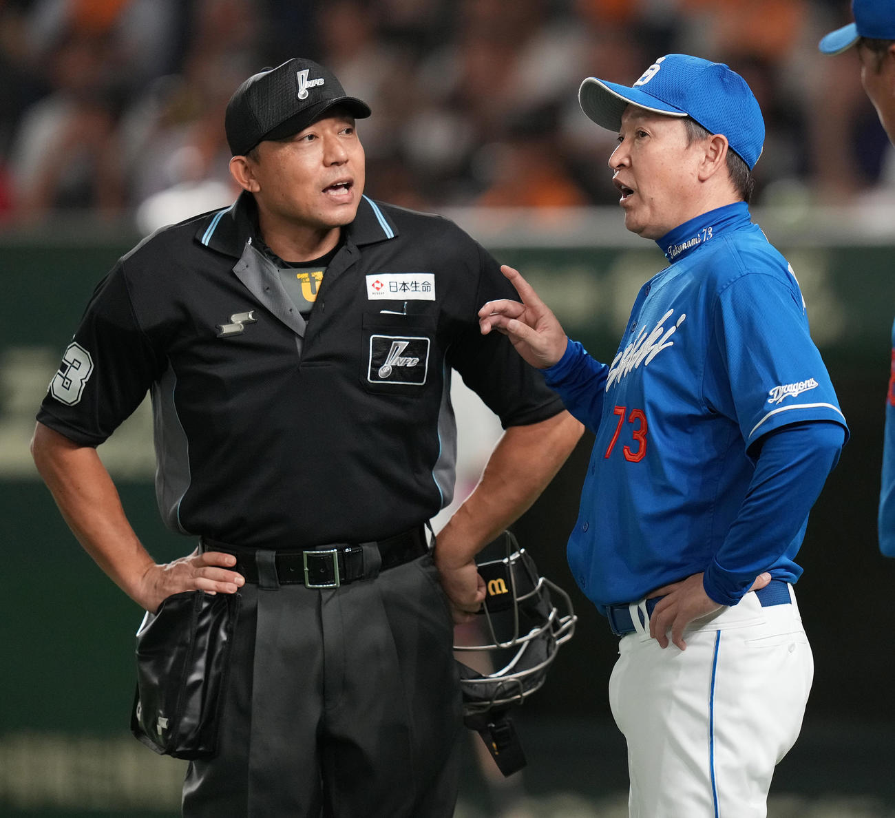 巨人対中日　6回裏巨人1死満塁、門脇の左ゴロで三塁走者岡本和が本塁アウトとなった場面で、審判に抗議する立浪監督（撮影・鈴木みどり）