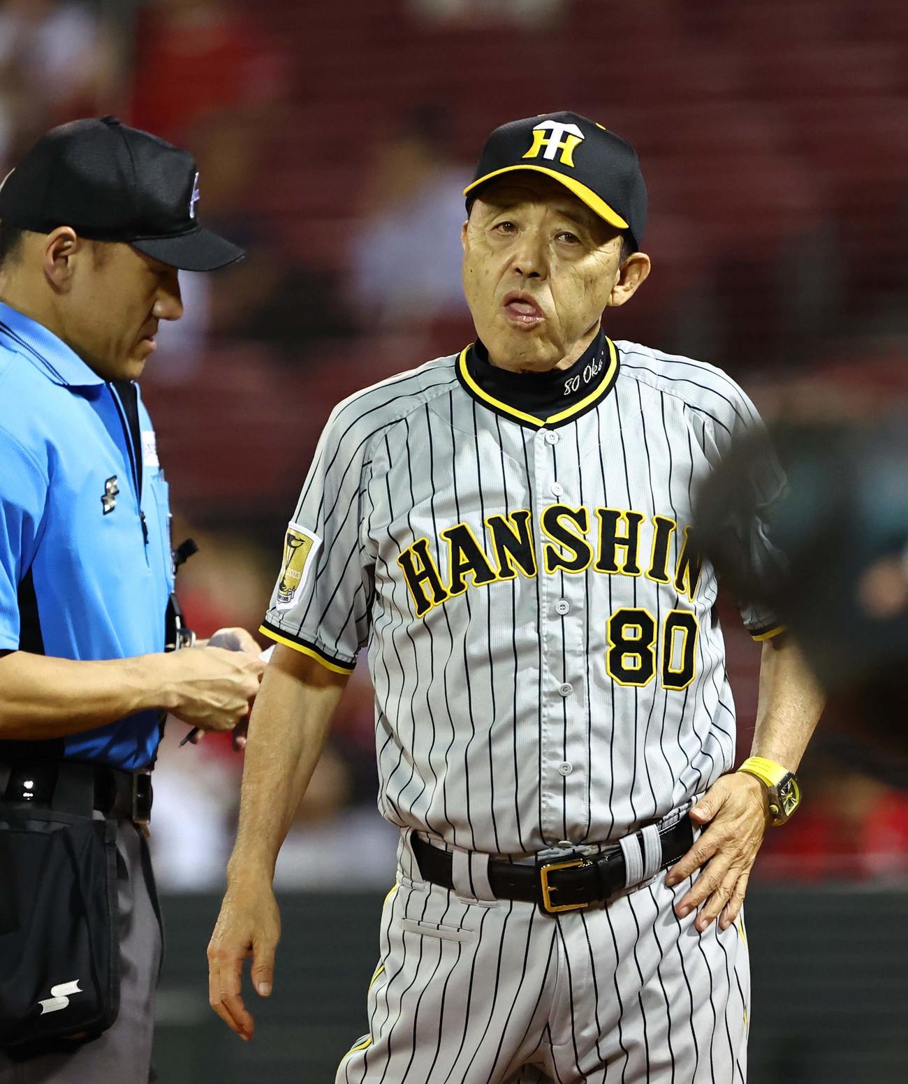 広島対阪神　選手交代を告げる岡田監督（撮影・上田博志）