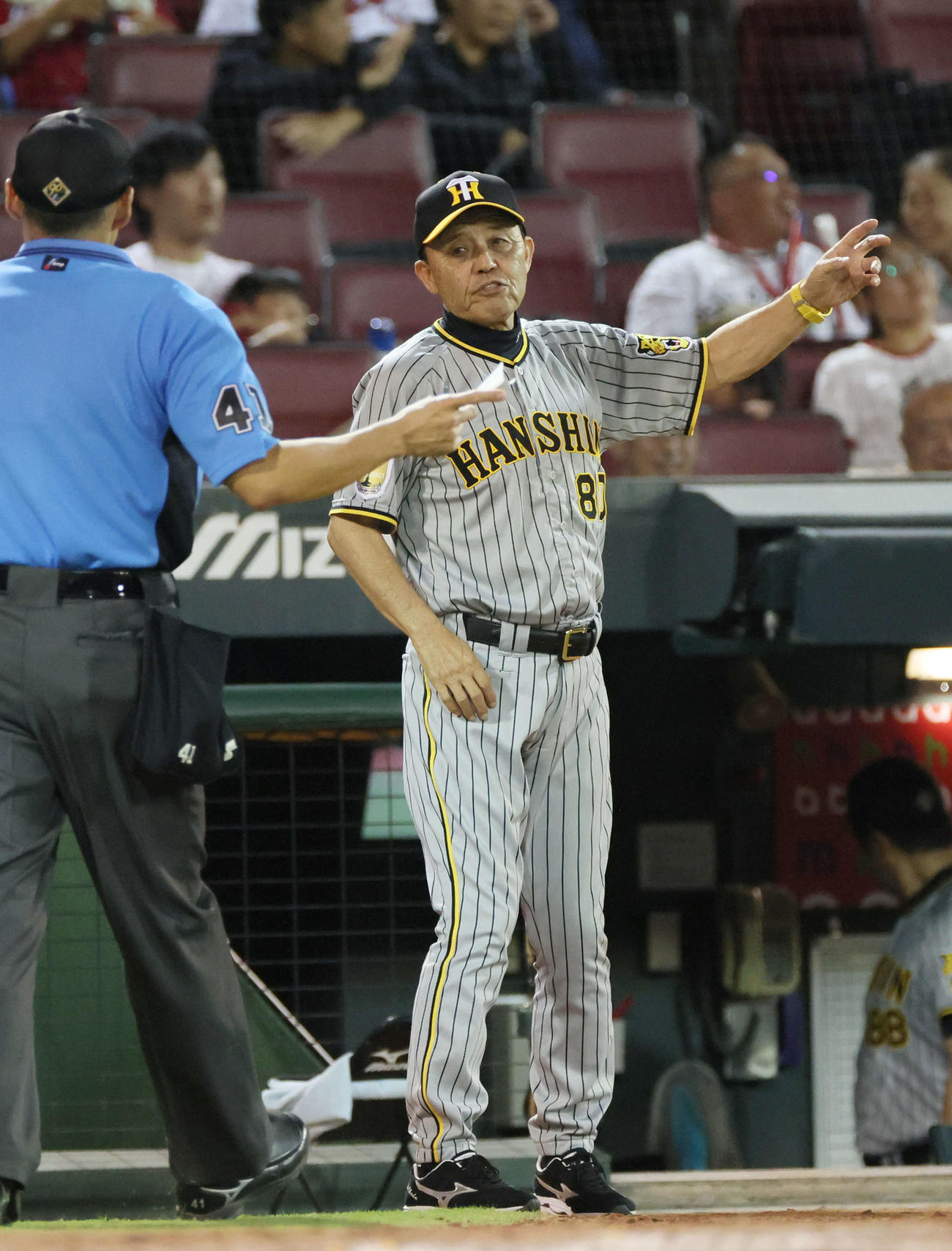 広島対阪神　12回表終了時、交代を告げる岡田監督（撮影・加藤孝規）