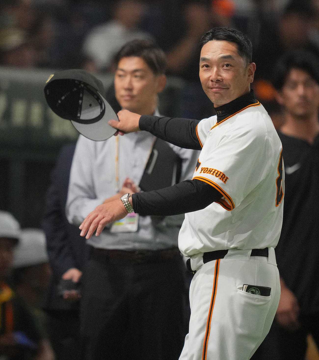 巨人対中日　中日に勝利しファンの声援に応える巨人阿部監督（撮影・垰建太）