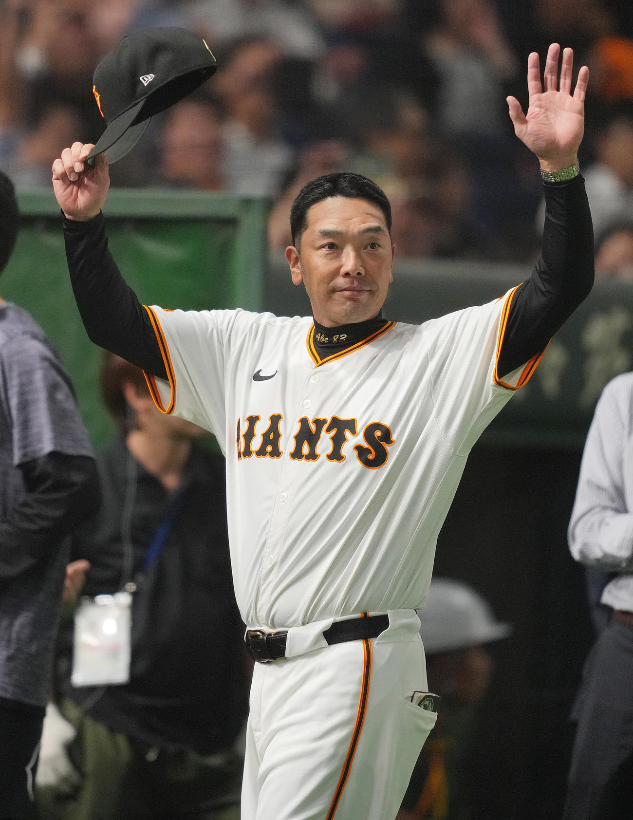 巨人対中日　中日に勝利しファンの声援に応える巨人阿部監督（撮影・垰建太）