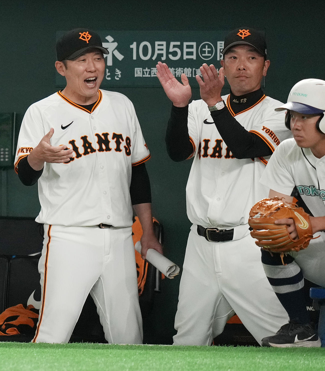 巨人対中日　中日に勝利し、手をたたく巨人阿部監督（右）（撮影・鈴木みどり）