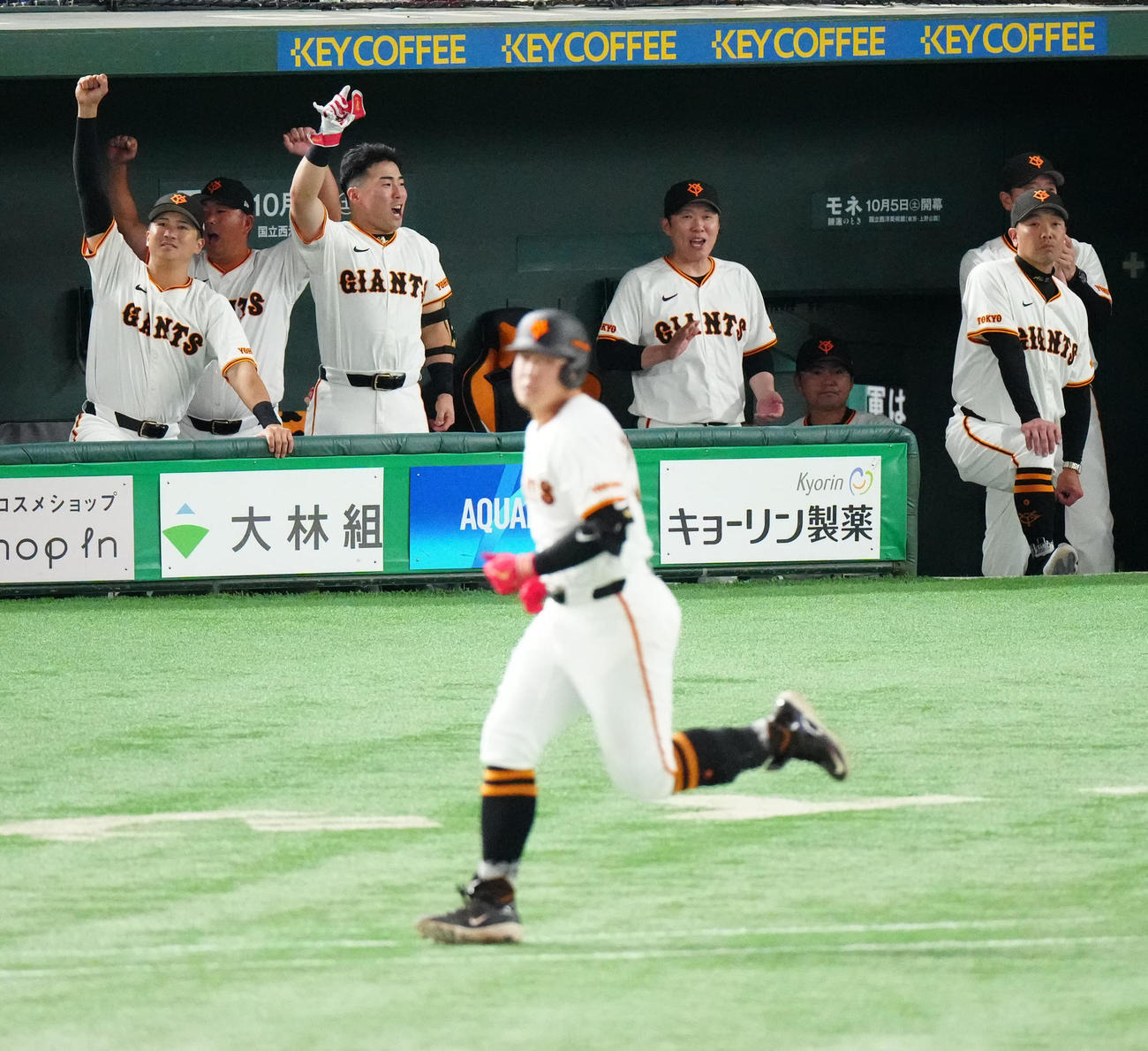 巨人対中日　6回裏巨人無死一、三塁、岡本和（手前）が先制適時打を放ち、ベンチから見つめる阿部監督（右端）（撮影・江口和貴）